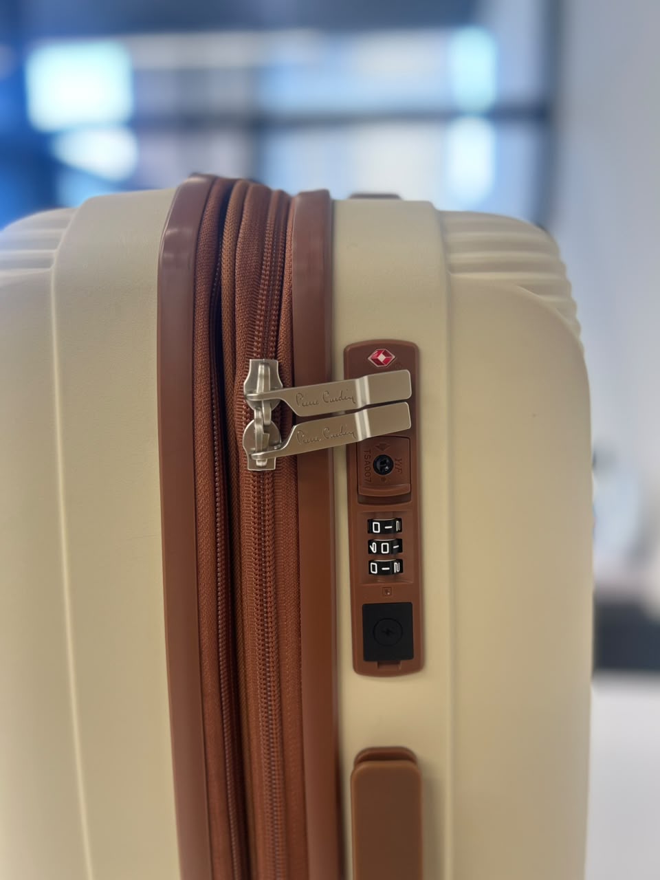 حقيبة سفر كابينة صلبة من Pierre Cardin