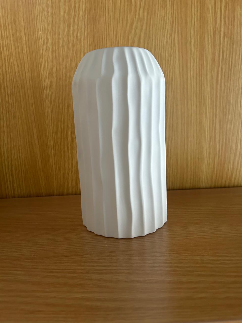 فازة ديكور سيراميك أبيض مطفي بتصميم متموج عصري – لمسة أنيقة للمساحات الداخلية