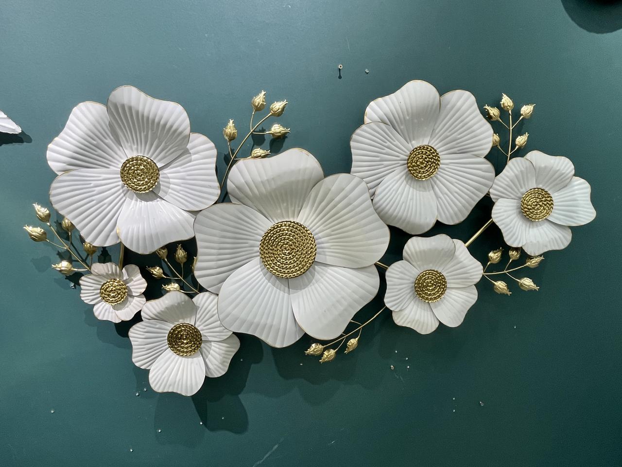 لوحة جدارية معدنية بتصميم ورد ثلاثي الأبعاد باللون الأبيض والذهبي من الهلال هوم